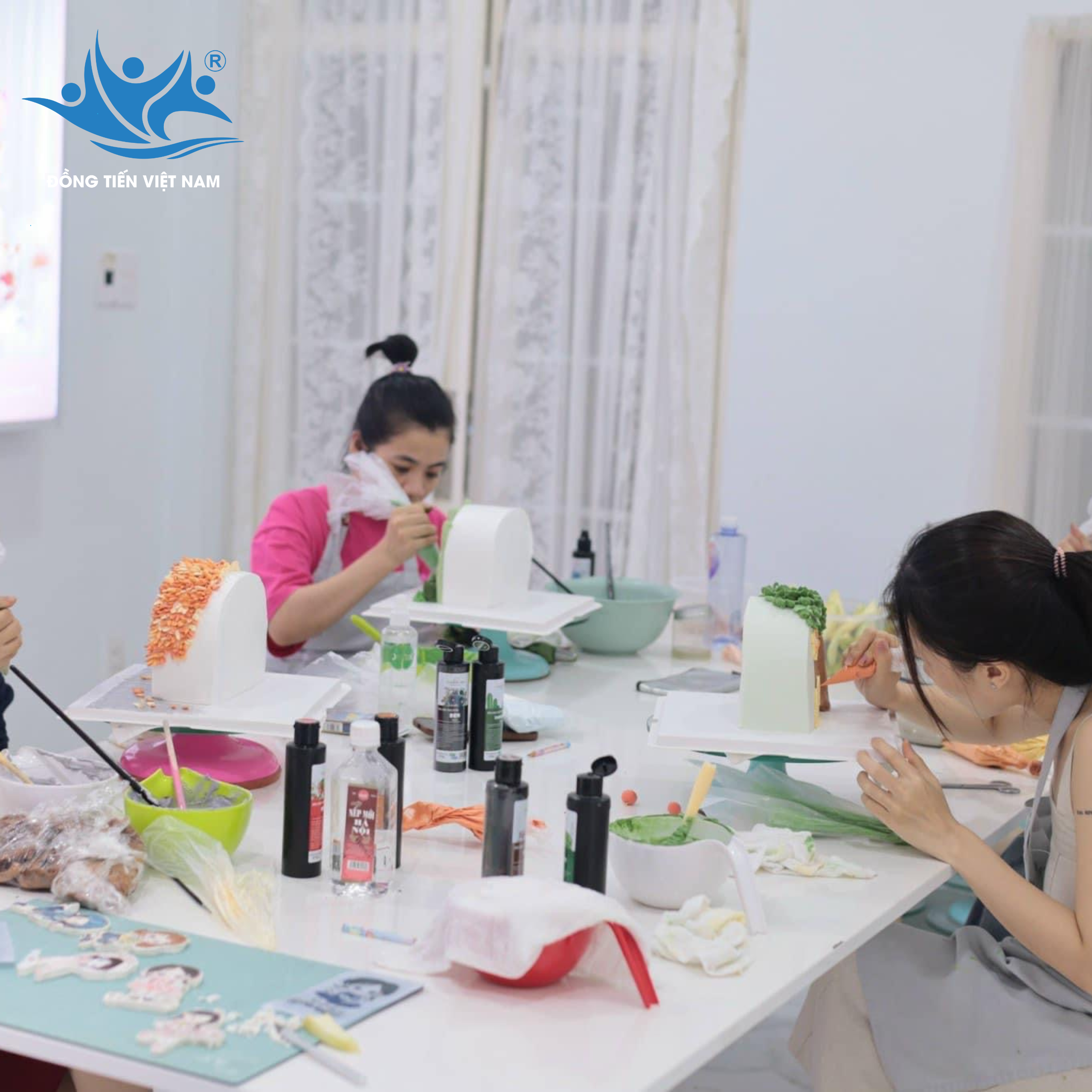 làm bánh kem màu siro unicorn